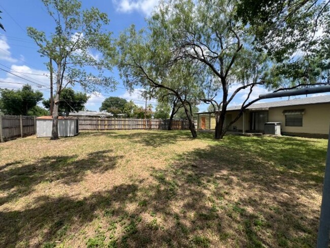 Building Photo - 3/2/1 Home for Rent- Lackland Area