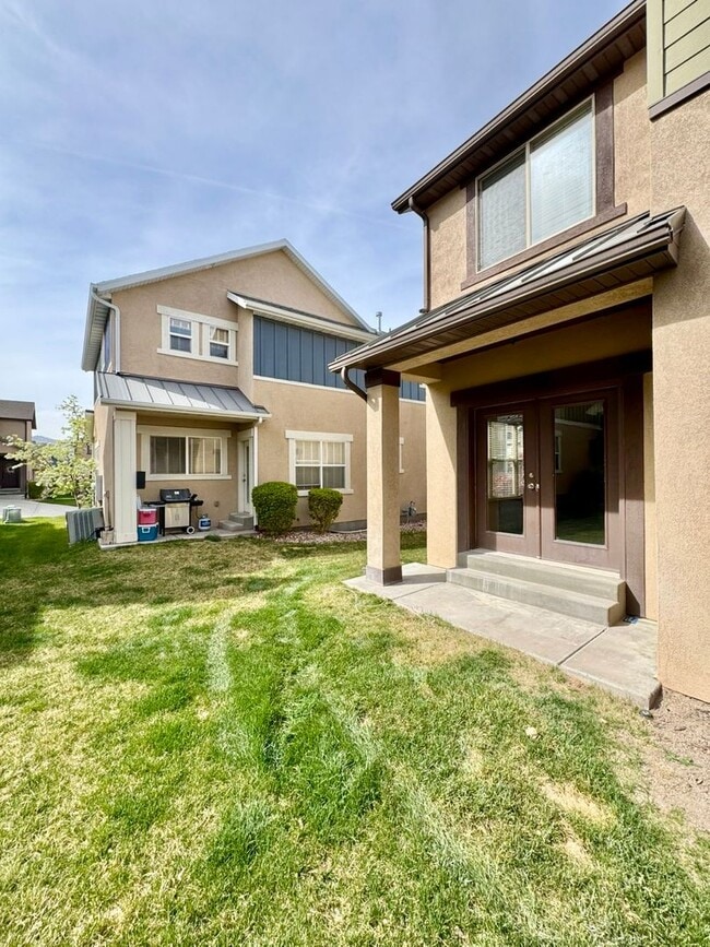 Building Photo - 3 Bed 2.5 Bath Home in HOA Community with Great Amenities!