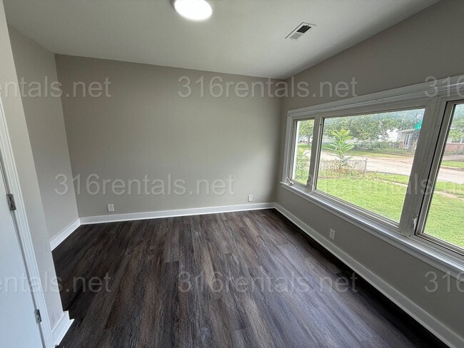 Building Photo - $1245 - 4 bedroom / 1 bathroom - Beautiful...