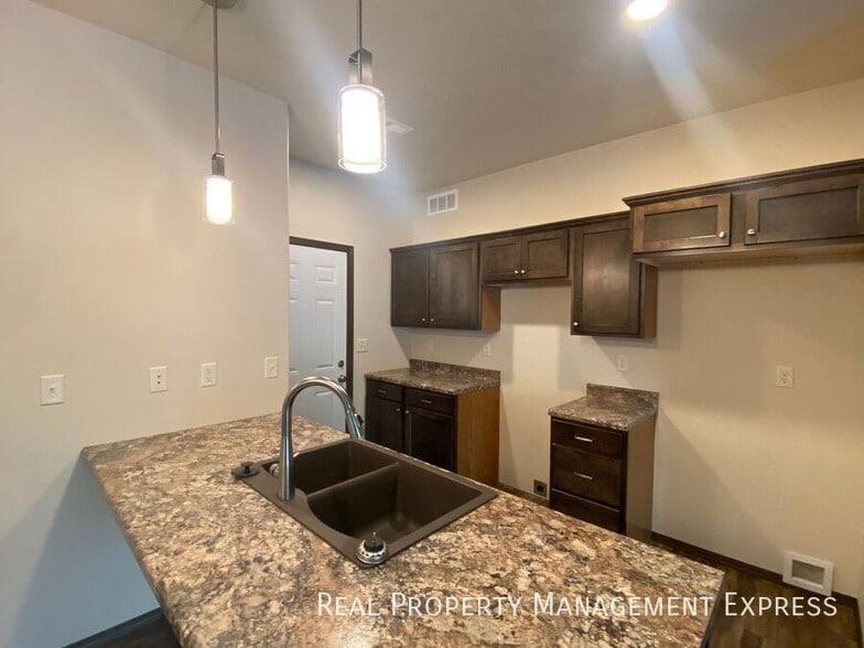 Building Photo - 3 Bed 2.5 Bath Townhome