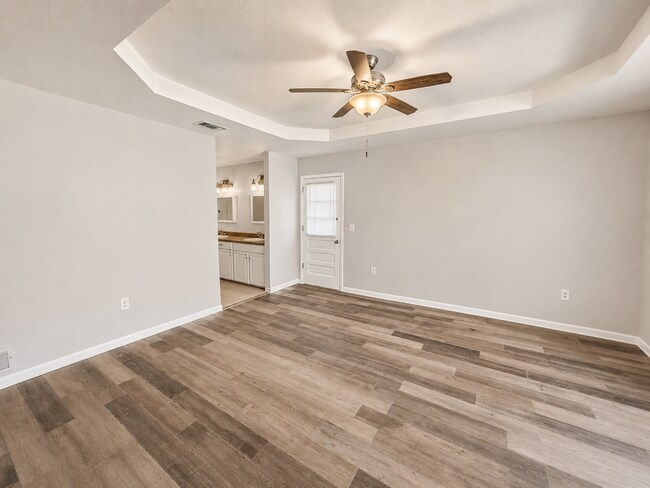 Building Photo - Charming 3-Bedroom Home with Bonus Room on Spacious Lot – Lake City