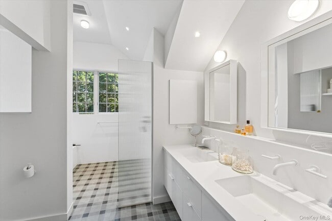 Building Photo - 20 Quogue St