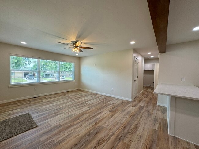 Building Photo - 1442 E Broadway St