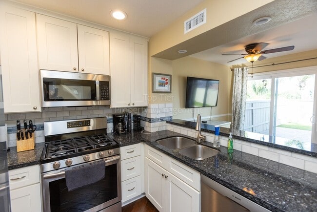 Building Photo - Beautiful 3 bed / 2.5 bath / 1,150 sqft Town Home in walking distance to Vista Village