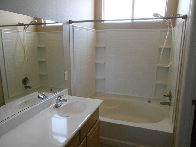 Building Photo - Beautiful Spacious Townhome in Gated Community