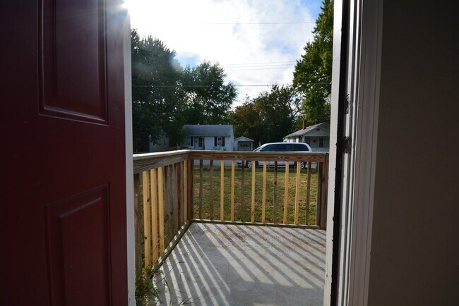 Building Photo - 3 Bedroom, 1 Bath totally fenced-in yard