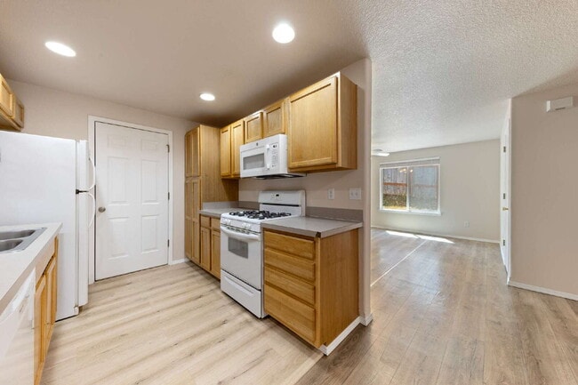 Building Photo - Spacious 3 bedroom Duplex