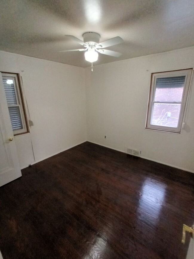 Building Photo - 3 bedroom 1 bathroom on the Westside NOW A...