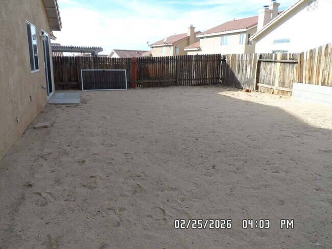 Building Photo - 3 Bedrooms, 2 Bathrooms, Approx 1582 sq. ft., 2 Car Garage, Fenced Back Yard, Rock-scaped Front Y...