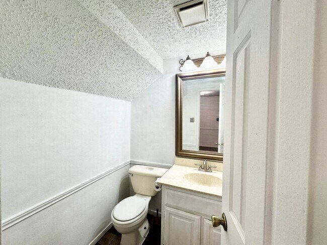 Building Photo - 200 Martingale