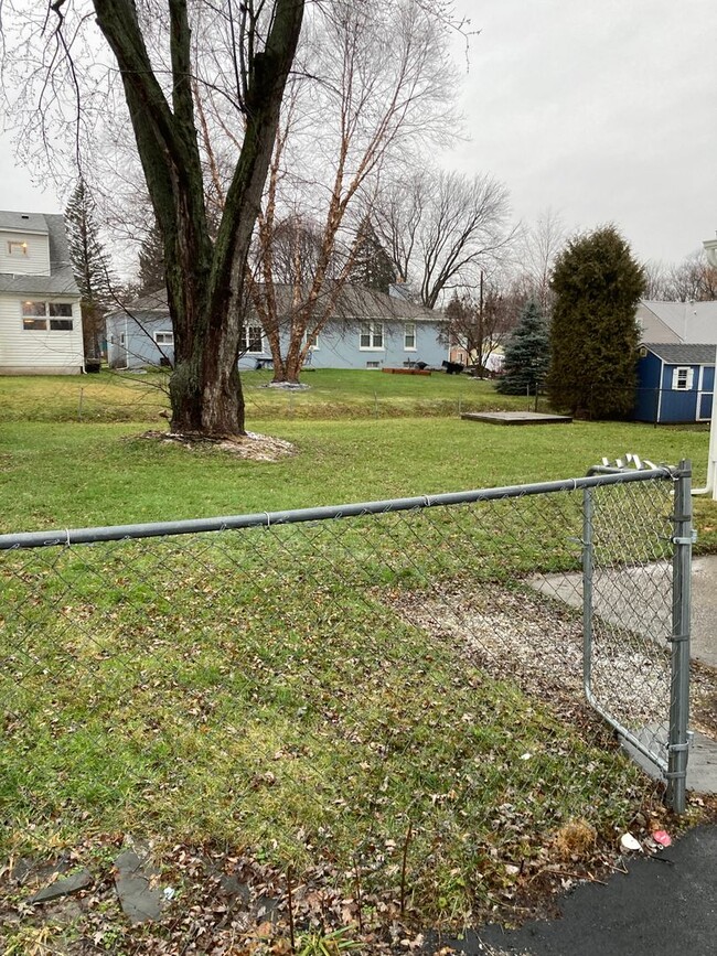 Building Photo - East Syracuse 3 bed 1.5 bath ranch