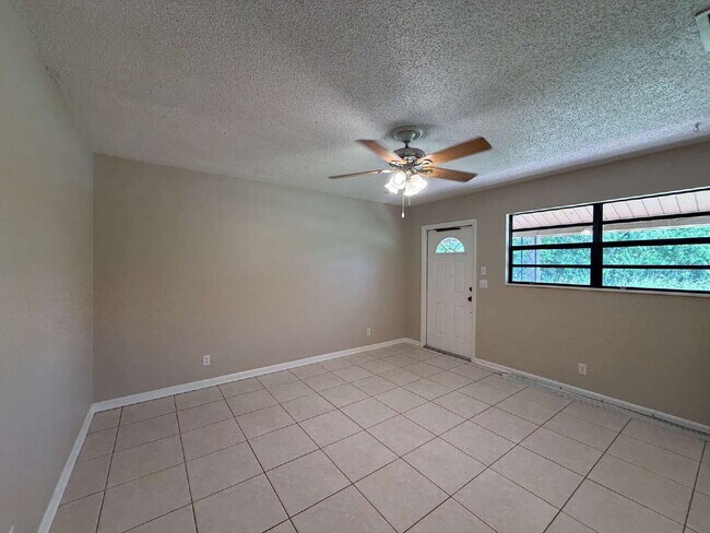 Building Photo - Cozy 2 bedroom duplex with screened patio