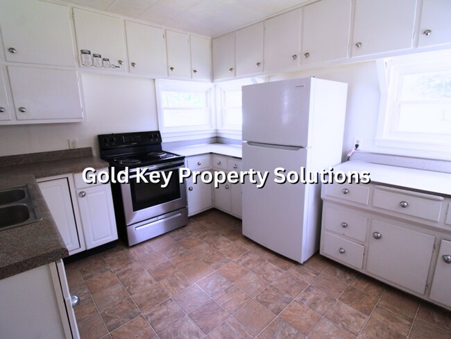 Building Photo - MEADOWBROOK AREA 2 BR 1 BA House with Central Air and Garage (SECTION 8 APPROVED)