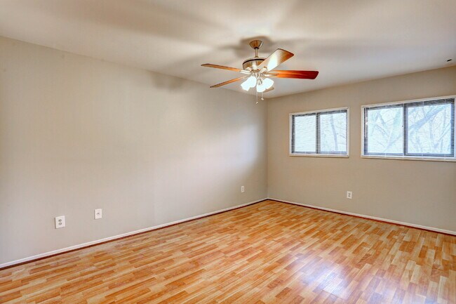 Building Photo - 2BD/1.1BA:  Cozy Columbia Condo