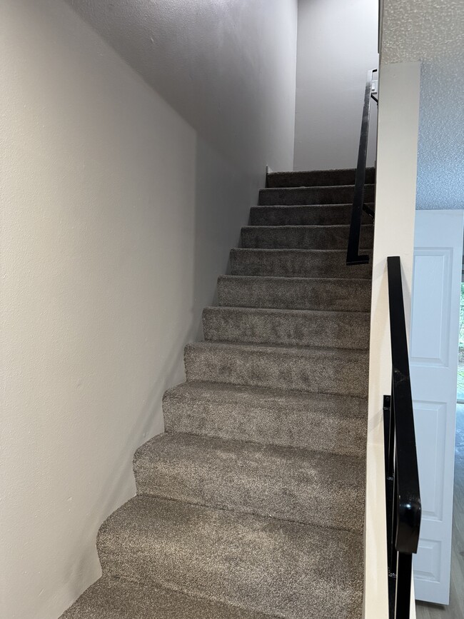 Building Photo - Fully renovated 2 bedroom, 1.5 bath apartment available with Separate Garage!  Updated Kitchen wi...