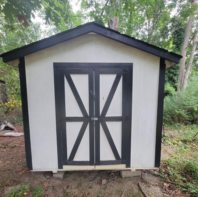 Building Photo - Your Cozy New Home Awaits in Burlington!