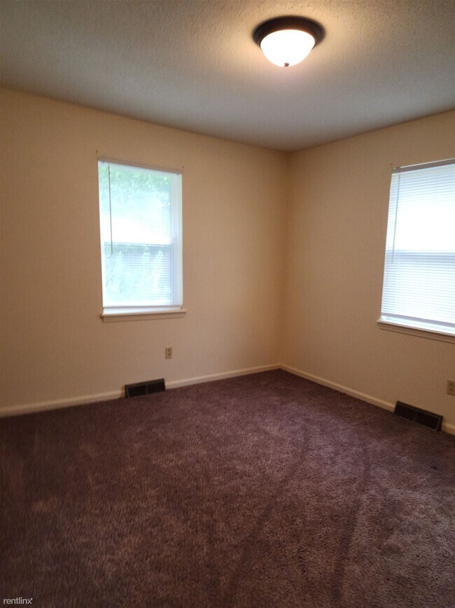 Building Photo - 3 br, 1.5 bath Duplex - 8 Hawthorne Place 10