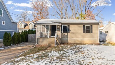 Building Photo - 835 N Forest Ave