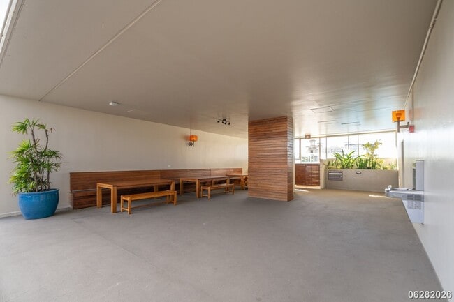 Building Photo - 2 Bd/2 Ba/1 Parking Condo in Banyan Tree Plaza, Honolulu