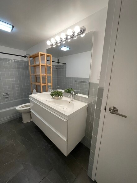 Bathroom - 4201 Cathedral Ave NW