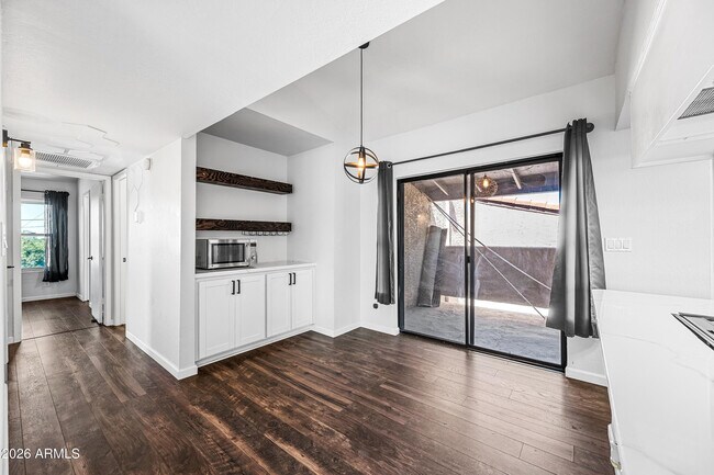 Building Photo - 5146 E Oak St