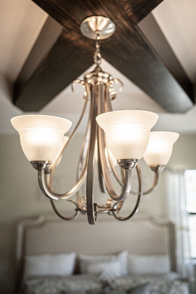 Building Photo - 3/2.5 Beautiful Model Townhome with Screened Courtyard & 2 Car Garage