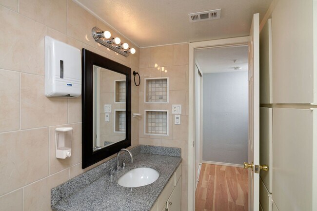 Building Photo - 3121 Park Ln