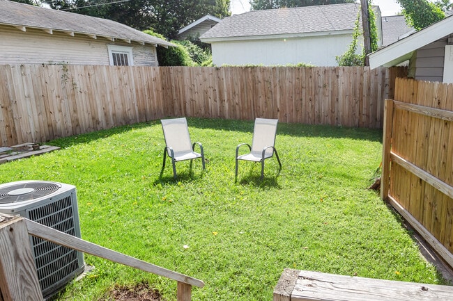 Building Photo - 1124 S Newport Ave