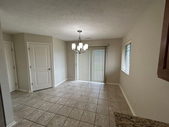 Building Photo - Beautiful, spacious, 4 bedroom, 3 bath tow...