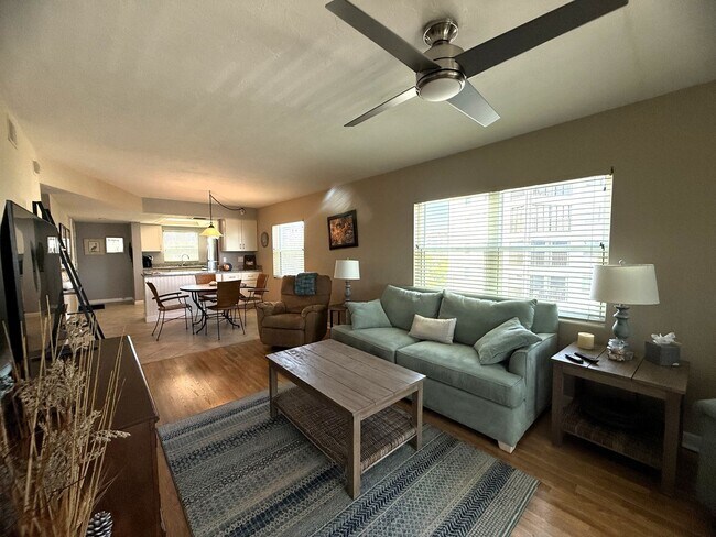 Building Photo - SEASONAL BEACH ACCESS 2/2 CONDO ON FT. MYERS BEACH!!!