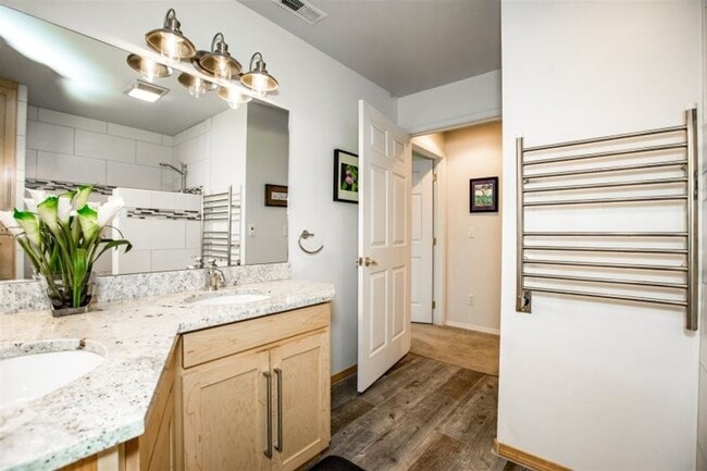 Building Photo - 2 bedroom Townhome close to Whitefish Lake Golf Course