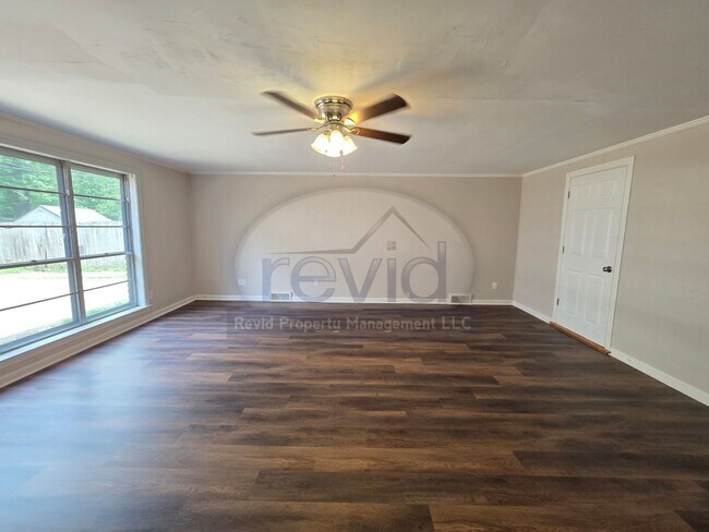 Building Photo - Elegant 4-Bedroom Home in the Heart of East Memphis!!