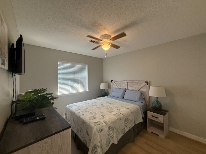 Primary Photo - 1890 Colony Dr