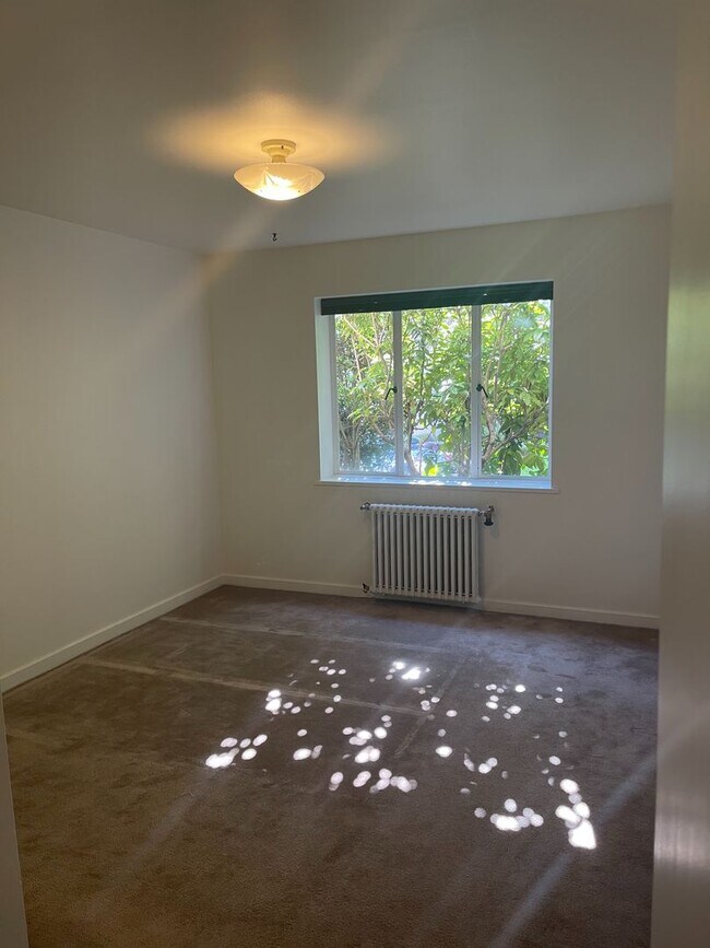 Building Photo - Cute and Cozy East Queen Anne Condo with 2 Bedrooms, 1 Bath and 1 Covered Parking Space