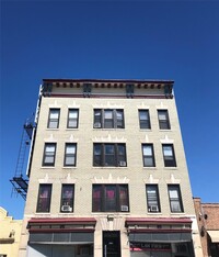 Building Photo - 727 Main St
