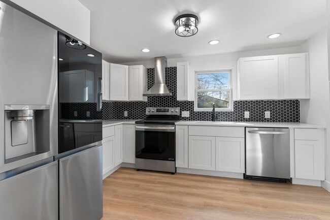 Building Photo - 89 Maple St