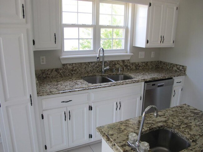 Building Photo - Upscale Lakefront Home  In the Heart of Martinez