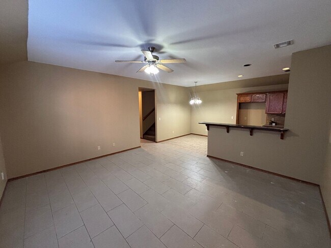 Building Photo - Wonderful Duplex in Yukon!