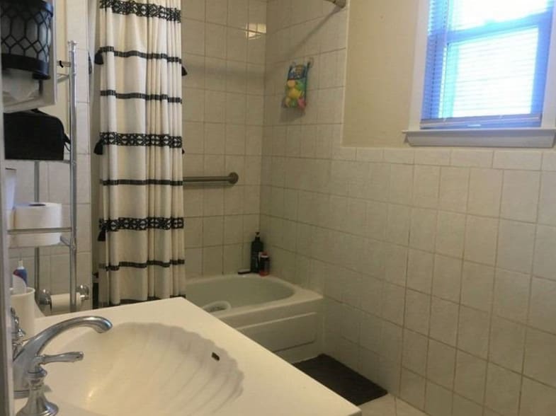 Upstairs bathroom - 504 Lincoln Blvd