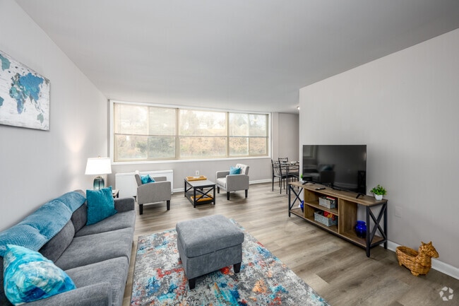 1BR, 1BA - 688SF - Living Room - Wilson Towers Apartments