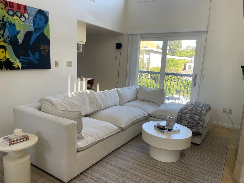 Building Photo - 10389 Almayo Ave