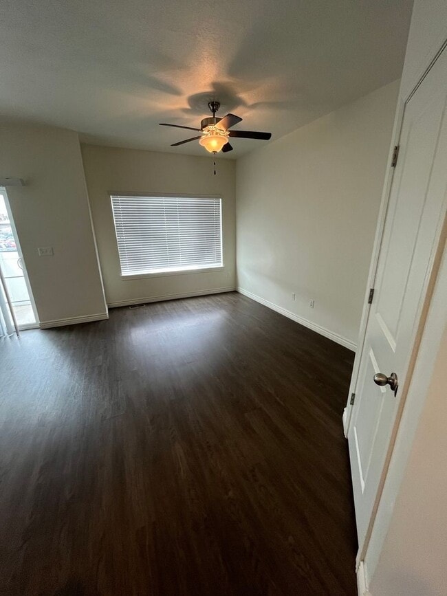 Building Photo - 1 Female Room in a Cute Orem Townhome