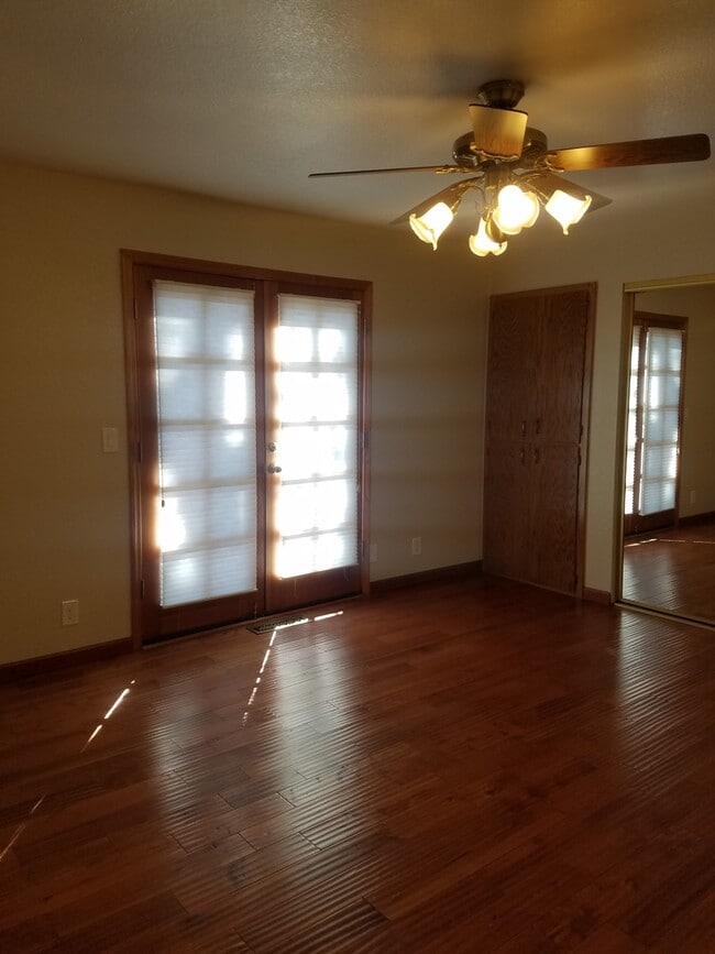 Building Photo - Serene Log Cabin Living in the Sunol Valle...