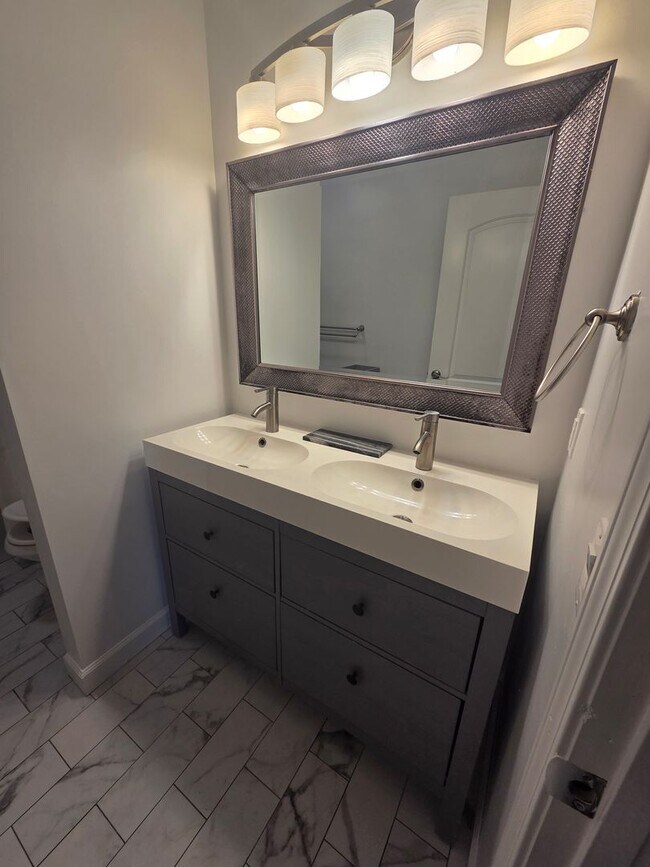 Building Photo - Spacious 4Bed/2Ba Brick Home w/Inground Pool in Mowat Highlands! *1/2 OFF Security Deposit for Ac...