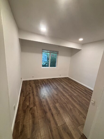 Building Photo - 118 W 8th Ave