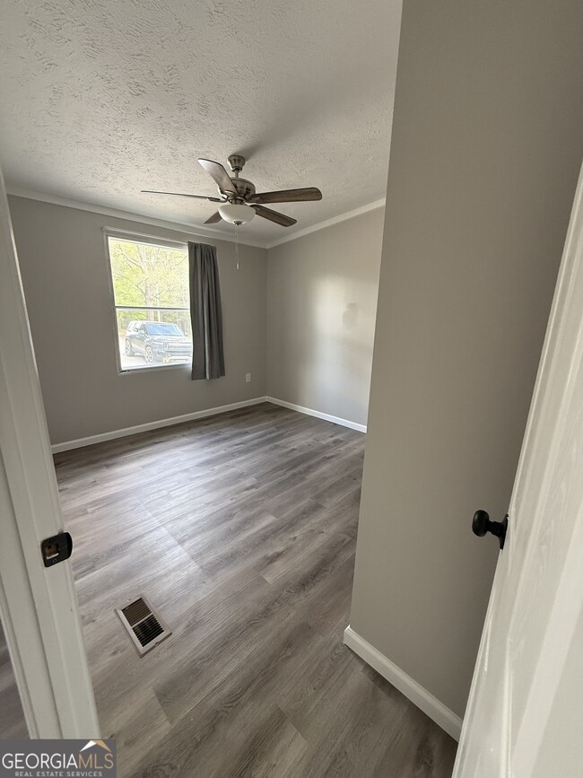 Building Photo - 1160 Happy Hollow Rd