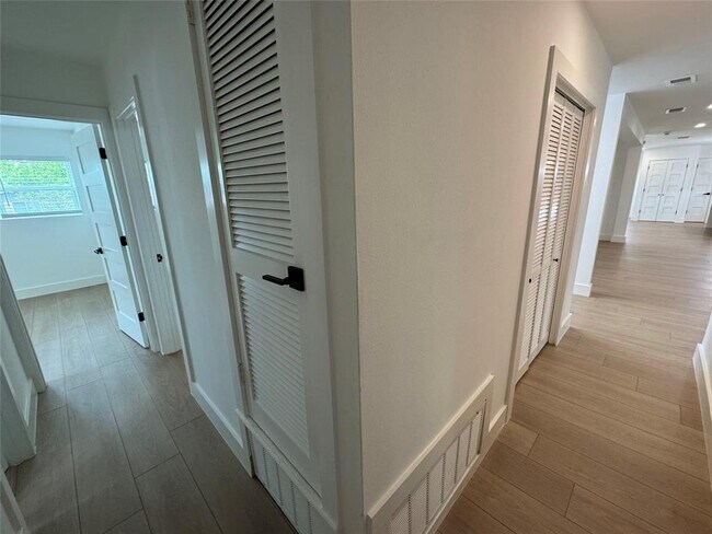 Building Photo - 5805 N Hampton Dr