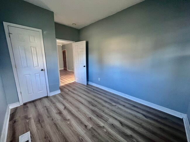 Building Photo - CHESAPEAKE - CUTE RENOVATED 3 BEDROOM COTTAGE