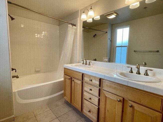 Building Photo - Beautiful Upscale and Modern 2 Bedroom 2 B...