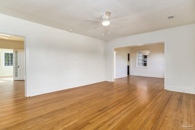 Building Photo - 1515 E Lakeview Ave